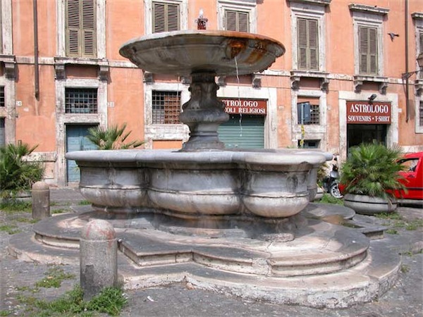 fontana piazza delle cinque scole